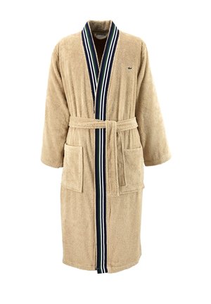 Accappatoio in spugna beige con bordi a righe blu navy, bianche e verdi, due tasche frontali e cintura da annodare in vita.