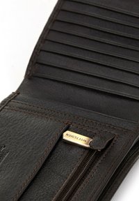 Cartera de cuero marrón con múltiples ranuras para tarjetas, compartimento con cremallera y costuras en contraste. Cuenta con una pequeña etiqueta de metal que dice "Wittchen."