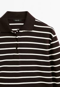 Polo shirt marrone scuro con strisce orizzontali bianche. Presenta un colletto, una patta con tre bottoni e un tessuto liscio e strutturato.