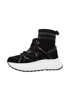 Sneaker stile calza nera con suola bianca spessa, tomaia in maglia, lacci intrecciati e linguetta di trazione alla caviglia.