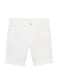 Weiße Denim-Shorts mit einem strukturierten Design, umgeschlagenen Säumen, Fünf-Taschen- Styling und silbernem Zubehör. Der Stoff wirkt glatt und strukturiert.