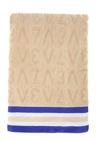 Beige handdoek met reliëf cijfers en letters, voorzien van een gestreepte zoom in blauw, wit en beige voor contrast. Zachte textuur.