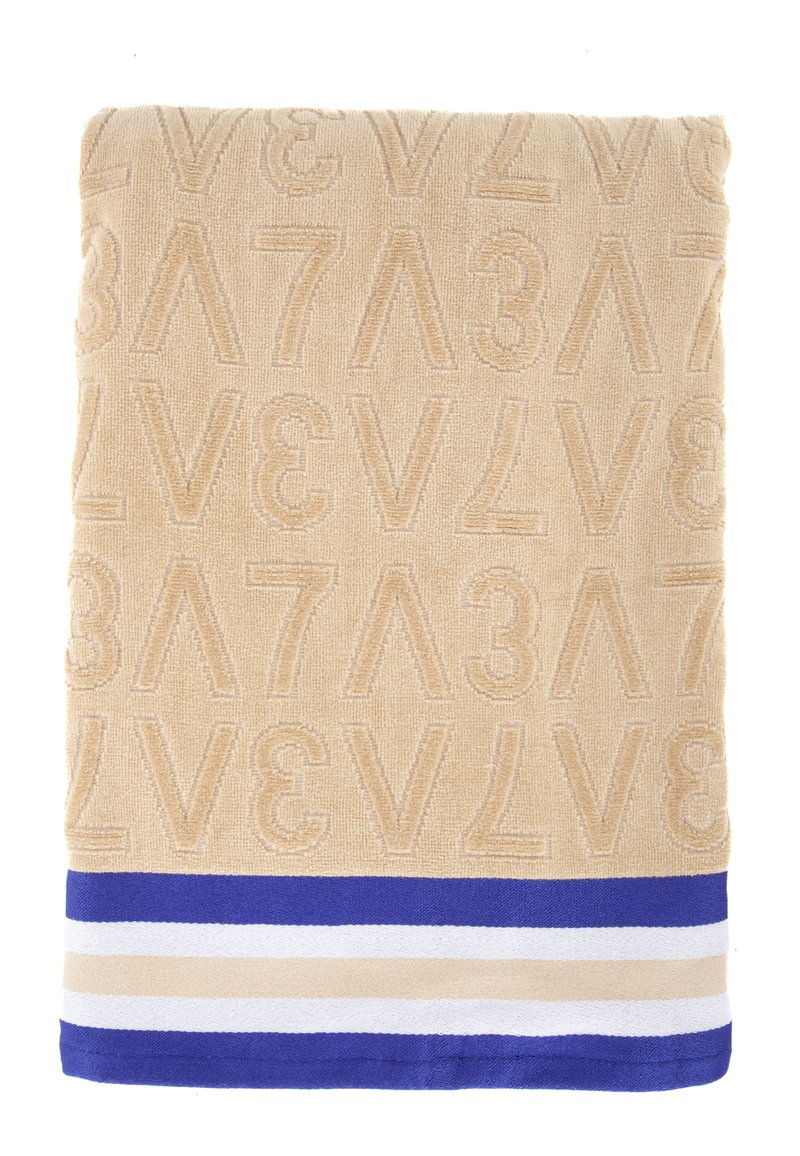 Beige handdoek met reliëf cijfers en letters, voorzien van een gestreepte zoom in blauw, wit en beige voor contrast. Zachte textuur.