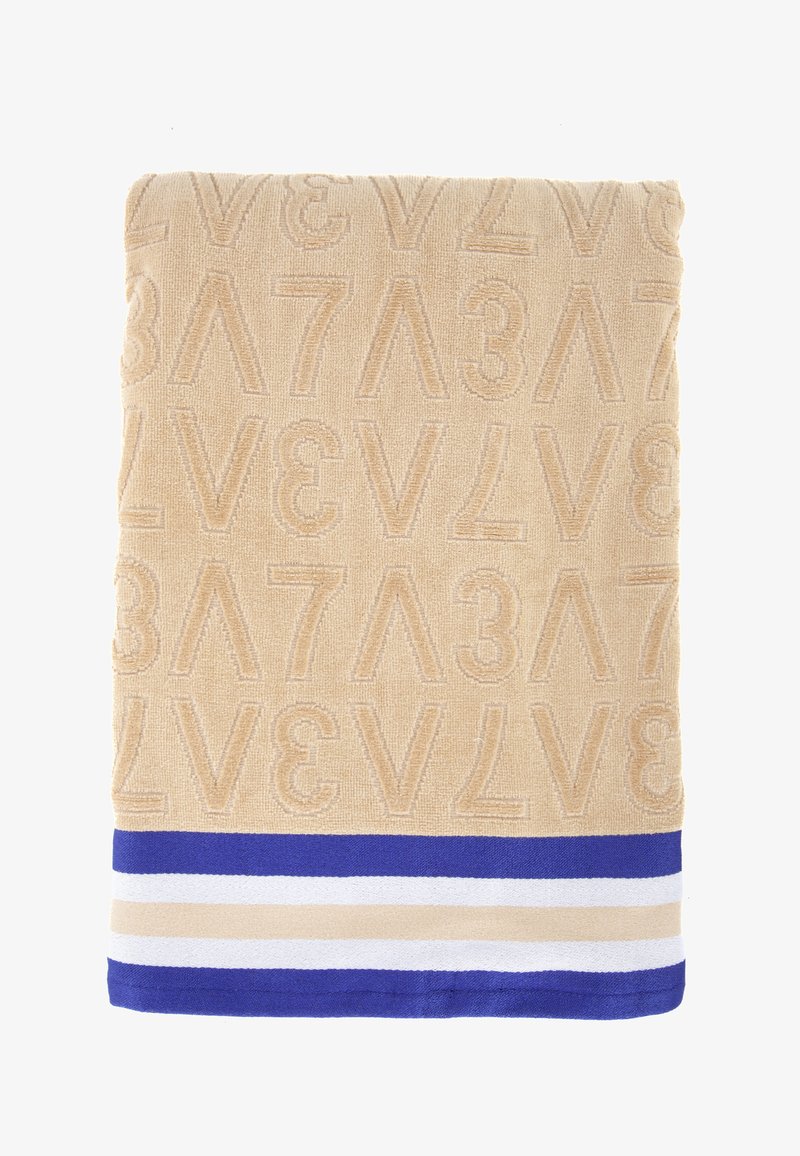 Beige handdoek met reliëf cijfers en letters, voorzien van een gestreepte zoom in blauw, wit en beige voor contrast. Zachte textuur.