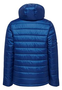 Chaqueta acolchada azul, con diseño de costura horizontal, capucha y textura lisa y brillante. Cierre frontal con cremallera completa, puños elásticos.