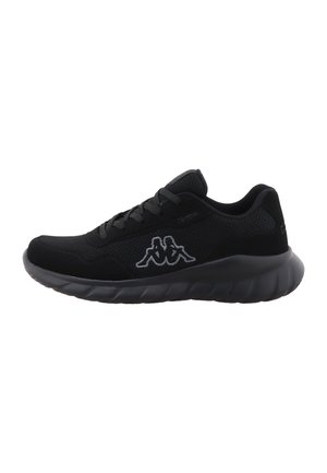 Schwarzer Sportschuh mit Mesh-Obermaterial, Schnürverschluss, gepolsterter Sohle und einem Logo mit zwei Rücken-an-Rücken sitzenden Figuren an der Seite.