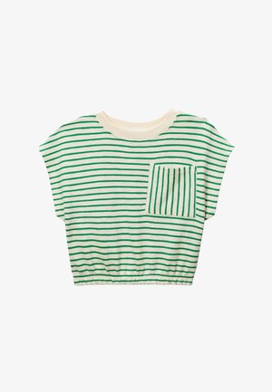 T-shirt court à rayures vertes et blanches avec un col rond, des manches courtes et une poche avant à rayures verticales. Texture de tissu douce.