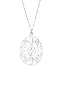 Sølv oval vedhæng med detaljeret blomsterudskæringsdesign, der har svungne mønstre og en central blomst, hængende fra en kæde.