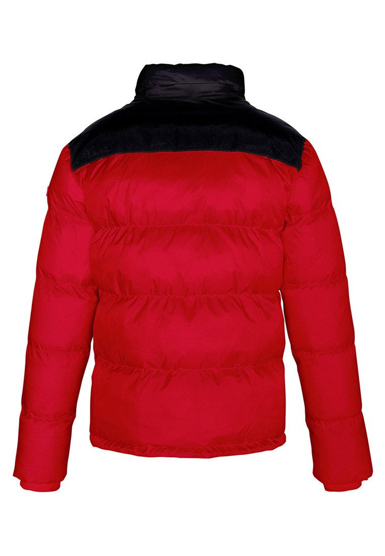 Veste rembourrée rouge avec un col haut noir. Présente des panneaux matelassés horizontaux et des manches longues. Texture lisse, design chaud.