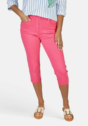 Roze denim capri-broek met een gladde textuur, mid-rise pasvorm en twee voorzakken. Gecombineerd met beige slippers met gouden accenten.