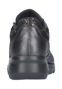 Zwarte sportieve schoen met een slanke, glanzende leren afwerking. Beschikt over een getextureerd achterpaneel en een gewatteerde kraag voor comfort. Platte rubberen zool.