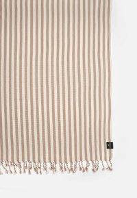 Gestreepte sjaal in licht crème en beige, met een franjenrand. Gemaakt van een zachte stof, heeft het afwisselend smalle strepen voor textuur.
