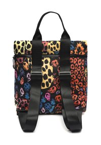 Zaino in tessuto con design a stampa animale multicolore, dotato di spallacci neri, manici superiori e una tasca con zip.