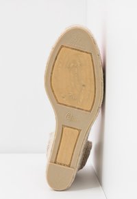 Semelle de chaussure espadrille beige taille 37, Fabriquée en Espagne, avec talon en caoutchouc texturé et logo Castaner.