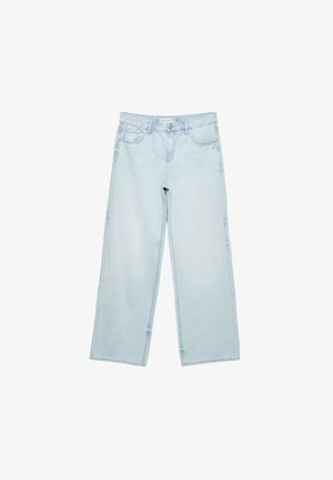 Jeans bleu clair à jambes larges avec boutons à l'avant, poches et passants pour ceinture, présentés à plat sur un fond blanc.