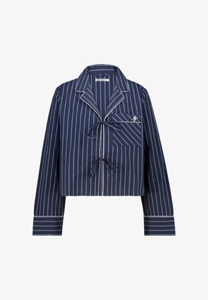 Top de pijama azul marino, corto, con rayas blancas, cuello tipo chal, lazos en el frente y un bolsillo en el pecho que presenta un pequeño logo. Mangas largas.