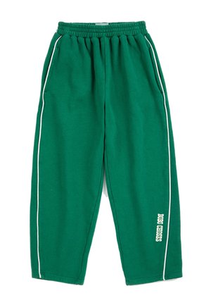 Pantaloni della tuta verdi con strisce laterali bianche, vita elastica, tasche laterali e logo testuale bianco vicino alla caviglia sinistra con la scritta "BOBO CHOSES."