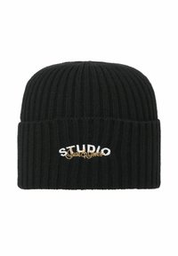 Sort ribbet strikket hue med det broderede ord "STUDIO" i hvidt og guld. Blød tekstur med en tætsiddende pasform og rund top.