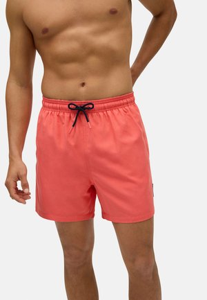 Bañador coral en tejido ligero con cinturilla elástica, cordón ajustable en azul marino y bolsillos laterales. Diseño simple.