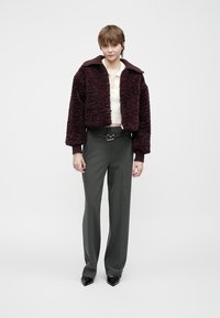 Vero Moda VMOANA BELTED PANT - Stoffhose - asphalt