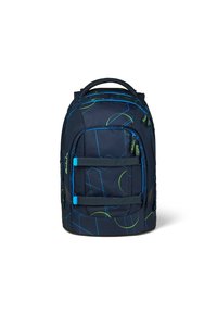 Sac à dos bleu marine avec des motifs géométriques en vert et bleu. Comprend des zips latéraux, des sangles réglables et une poignée solide sur le dessus.
