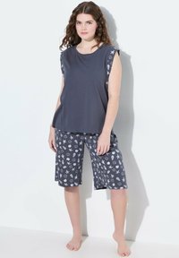 Grau Baumwoll-Schlafanzug-Set mit einem einfarbigen grauen Oberteil mit gemusterten Ärmeln und passenden Shorts mit weißen Muschel- und Blattprints.