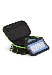 Schwarze Tasche mit Reißverschluss und grünen Akzenten, die ein geometrisches Muster aufweist, eine Innenausstattung mit Reißverschluss und eine transparente Außentasche für Karten oder Notizen.