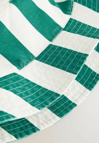 Tessuto a strisce verdi e bianche con una finitura texture, caratterizzato da un bordo arrotondato e schemi di cucitura visibili.