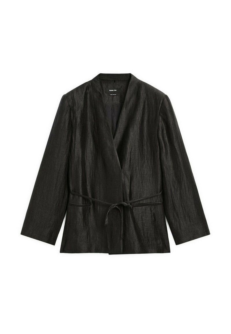 Schwarze, langärmlige Wickeljacke mit Bindegürtel, aus textured Stoff mit einem subtilen Glanz und schmalen Revers. Keine sichtbaren Beschläge.