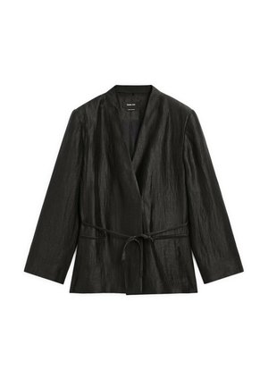 Schwarze, langärmlige Wickeljacke mit Bindegürtel, aus textured Stoff mit einem subtilen Glanz und schmalen Revers. Keine sichtbaren Beschläge.