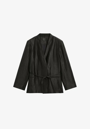 Schwarze, langärmlige Wickeljacke mit Bindegürtel, aus textured Stoff mit einem subtilen Glanz und schmalen Revers. Keine sichtbaren Beschläge.