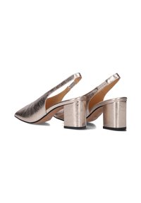 Metalen roségouden slingback schoenen met een puntige neus en blokhak. Voorzien van een gestructureerde afwerking en een glad, contrasterend interieur.