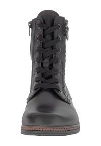 Botas de tobillo de cuero negro con punta redondeada, que cuentan con cordones y una cremallera lateral para el cierre, superficie texturizada y suela marrón cosida.