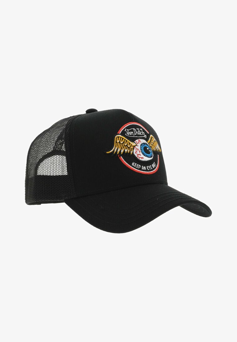 Gorra de camionero negra con parte trasera de malla, visera curva y un parche bordado con un ojo y alas, texto "MANTEN UN OJO ABIERTO".