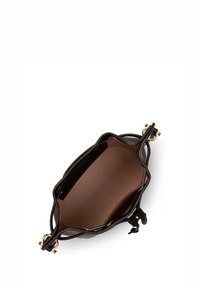 Borsa a mano in pelle nera con un esterno testurizzato, un ampio interno marrone e dettagli in metallo dorato. Il design presenta un bordo superiore ondulato.