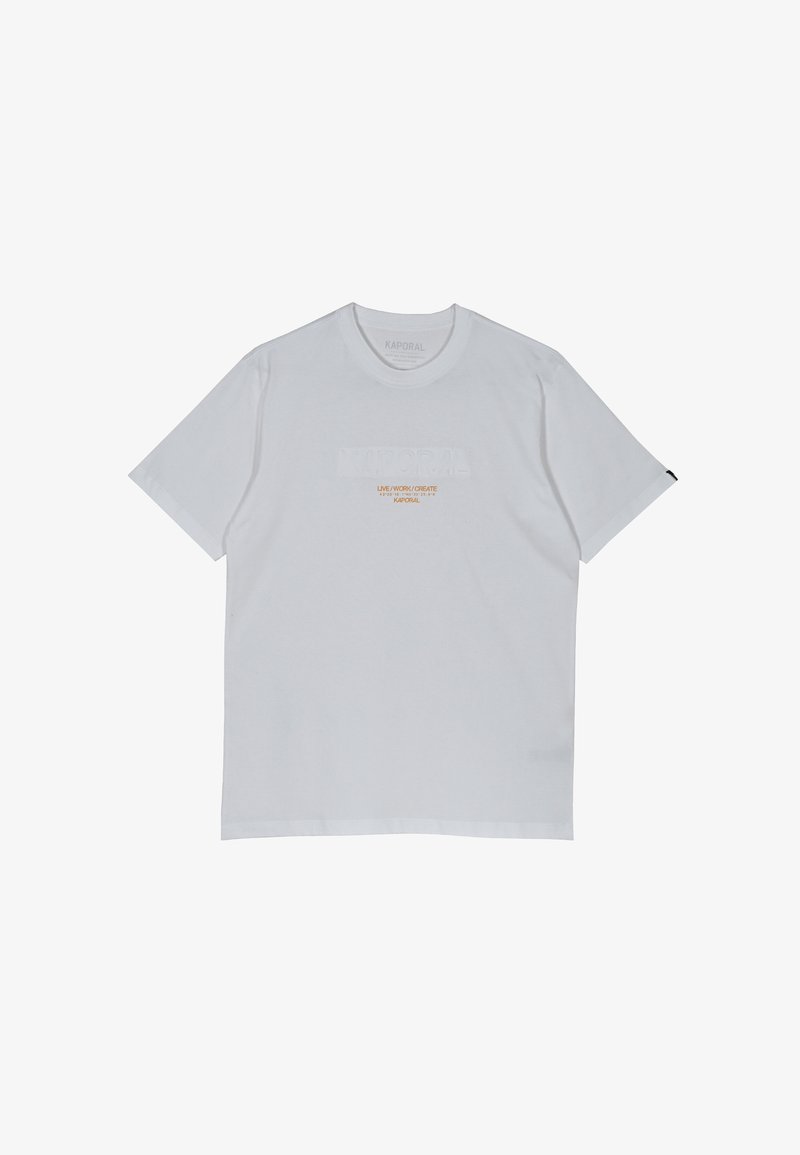 Camiseta de algodón de manga corta blanca, con un logo en relieve en el centro y el texto "LIVE WORK/CREATE" en color naranja.