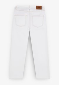 Jeans de denim blanco con corte recto, que cuentan con dos bolsillos traseros, costuras naranjas y un parche de logo marrón en la cintura.