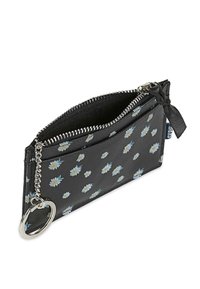 Billetera de cuero negro con patrón floral, cremallera plateada y una cadena con llavero. Sus dimensiones son compactas para facilitar su transporte.