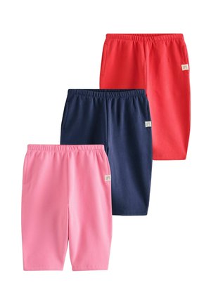 Trois paires de shorts longueur genou en rose, bleu marine et rouge avec des ceintures élastiques et des poches latérales, chacun avec un petit patch logo arc-en-ciel.