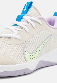 Nike Performance OMNI MULTI-COURT - Edzőcipő - light orewood brown/barely volt/lilac bloom/light photo blue