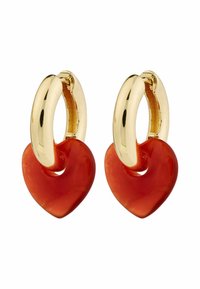 Gouden hoepeloorbellen met rode hartvormige accenten van glanzend materiaal, met soepele rondingen en een robuust ontwerp.