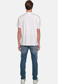 Armani Exchange LETTERING ORO - T-shirts med print - bianco