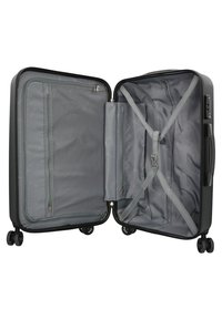 Valigia rigida nera con finitura texturizzata, doppio scomparto, tasca con zip in rete, cinghie regolabili e quattro ruote girevoli.