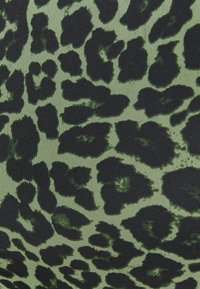 Groene stof met een gestructureerd oppervlak dat een zwart en donkergroen luipaardprint patroon toont. Het ontwerp bevat onregelmatige vormen en vlekken.