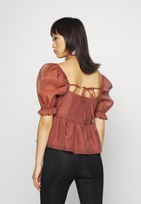 Glamorous Petite BABYDOLL - Blusa - redwood organza
