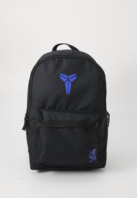 Zwarte rugzak van stevig materiaal, met een blauw geometrisch logo aan de voorkant en een ritsvak aan de voorkant voor extra opbergruimte.