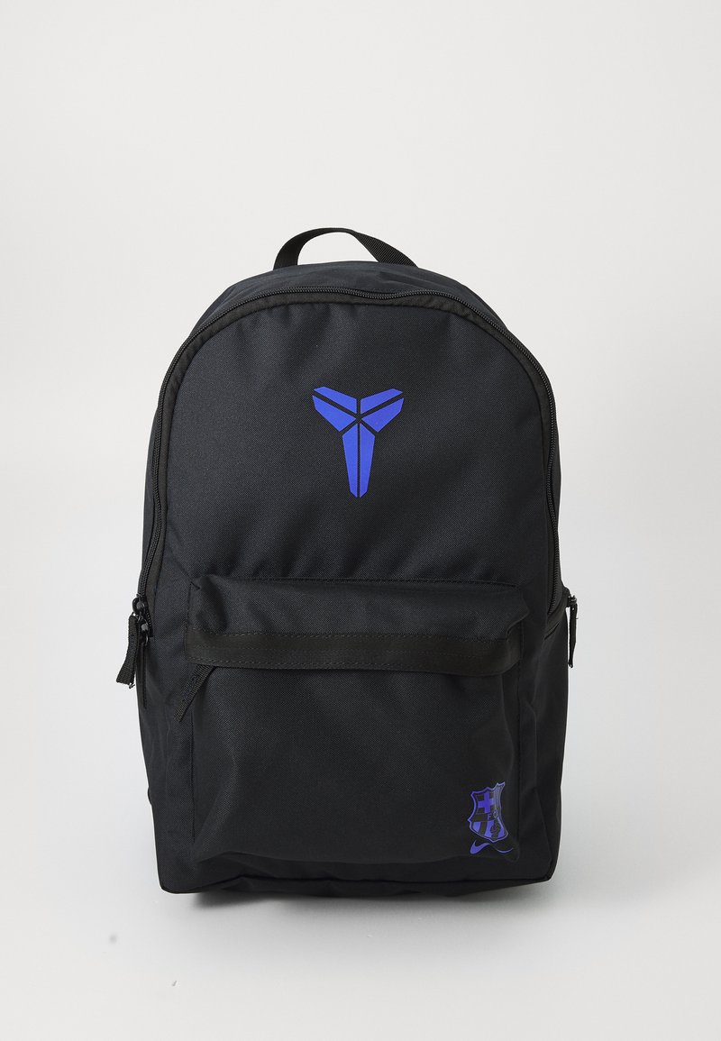 Zwarte rugzak van stevig materiaal, met een blauw geometrisch logo aan de voorkant en een ritsvak aan de voorkant voor extra opbergruimte.