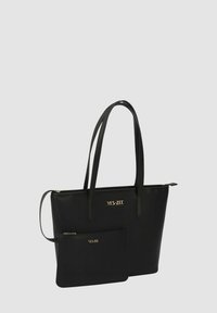 Borsa tote in pelle nera con doppi manici e chiusura con zip, dotata di una pochette removibile. Logo "YES-ZEE" in rilievo oro su entrambi gli articoli.