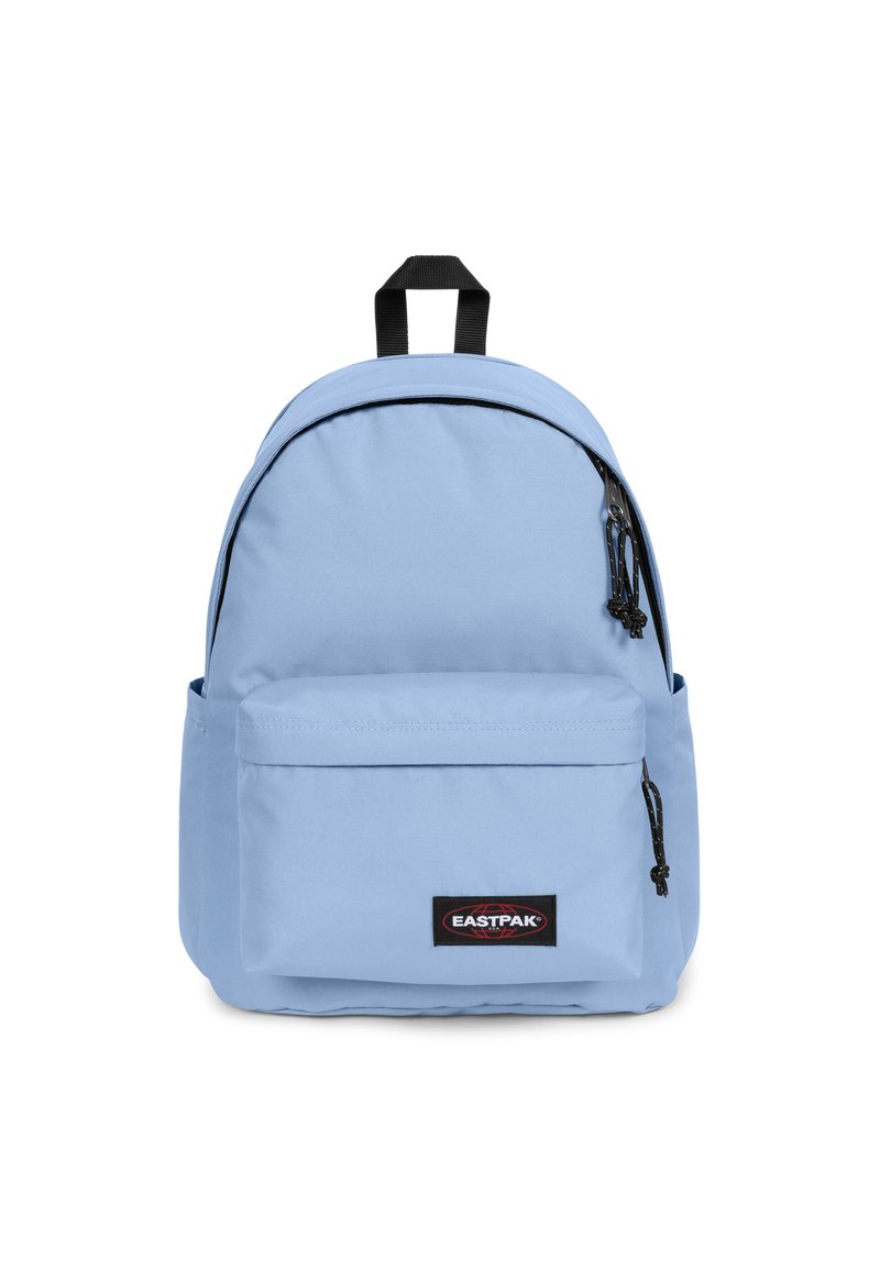 Světle modrý batoh z látky, má zaoblený tvar, přední kapsu a černé zipové detaily. Obsahuje rukojeť na vrchu a nastavitelné popruhy.
