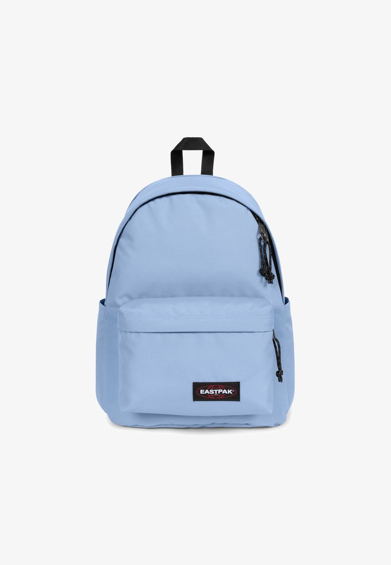 Ljusblå ryggsäck i tyg, har en rundad form, en framficka och svarta dragkedjeaccenter. Inkluderar ett handtag på toppen och justerbara remmar.